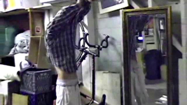 Джейден дрочит на порно-журнал в гараже