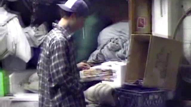 Джейден дрочит на порно-журнал в гараже