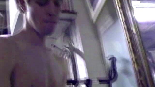 Джейден дрочит на порно-журнал в гараже