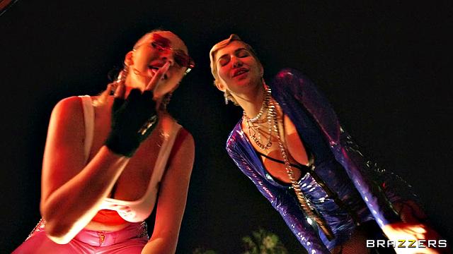 Кендра Сандерленд и Skye Blue похитили Van Wylde и устроили групповую шалость с сексом в багажнике и дома под фары ночного города с приколами и страстью.