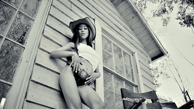 алексия андерс скачет сверху и получает жёстко на улице