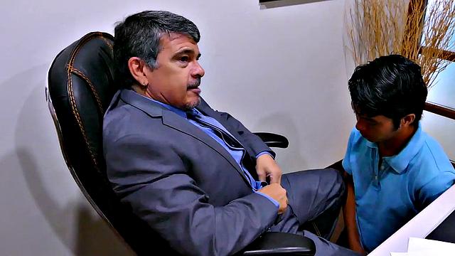 Amateur business DILF fucks 21yo twink in office