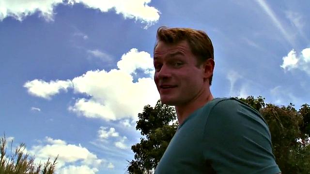 чёрный натурал впервые трахается с белым парнем на улице