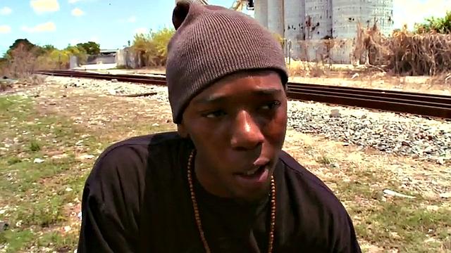 чёрный натурал впервые трахается с белым парнем на улице