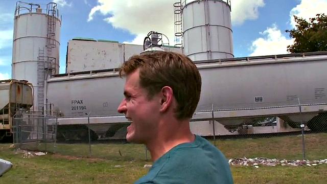 чёрный натурал впервые трахается с белым парнем на улице