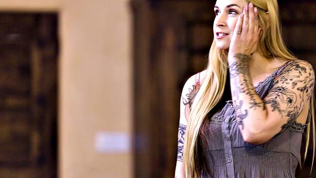 Lez dyke seduces perverted lesbo while fingering hard