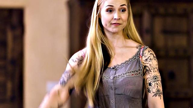 Lez dyke seduces perverted lesbo while fingering hard