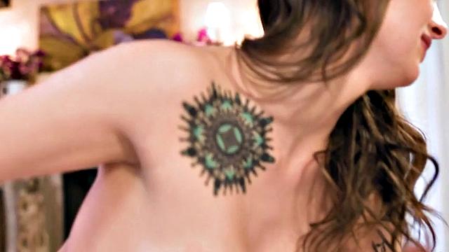 милфа с татухой довела подругу до стона и шутит про пальчики