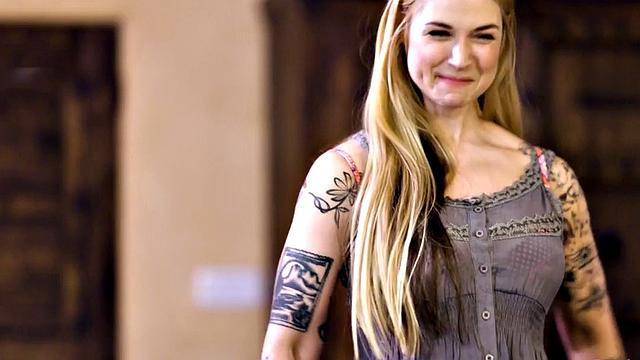 Lez dyke seduces perverted lesbo while fingering hard