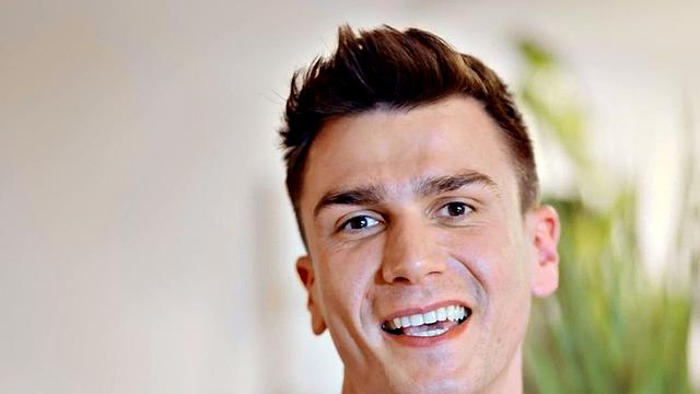 Jock loves masturbating hard while moaning