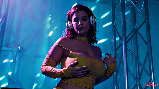 LaSirena69 тусит на вечеринке и раздевается под музыку, но диджеем быть не бросает - ставит кайфовые треки голышом.