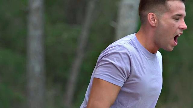 малышка устраивает дикий заезд на члене на свежем воздухе и ловит кайф языком