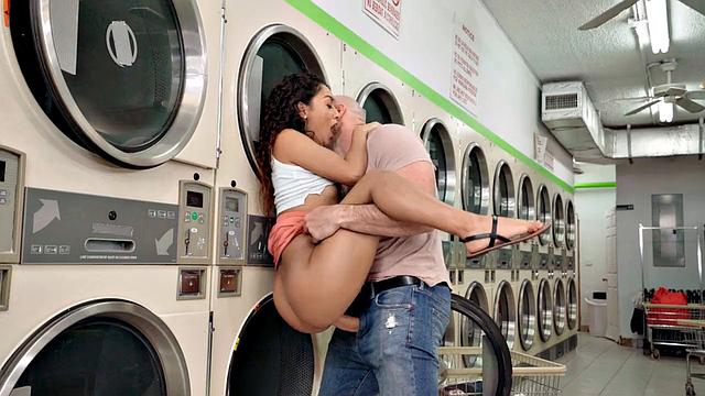 Сара Лейс сосет и катается на члене JMac в прачечной, получает сперму на лицо.