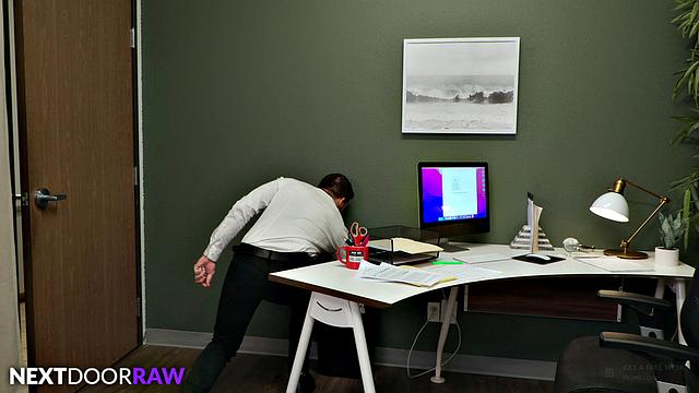 Накаченный начальник жёстко разносит подчиненного в офисе