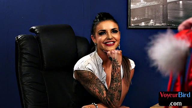 брюнетка в офисе подглядывает за дрочащим коллегой