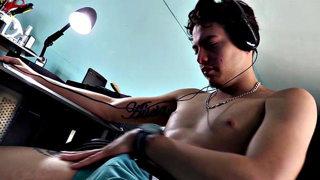 Back by popular demand, Latino Urbano is here for a solo jerk off session that guarantees the spotlight is only on him.