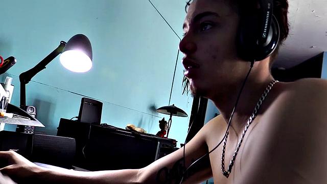 Back by popular demand, Latino Urbano is here for a solo jerk off session that guarantees the spotlight is only on him.