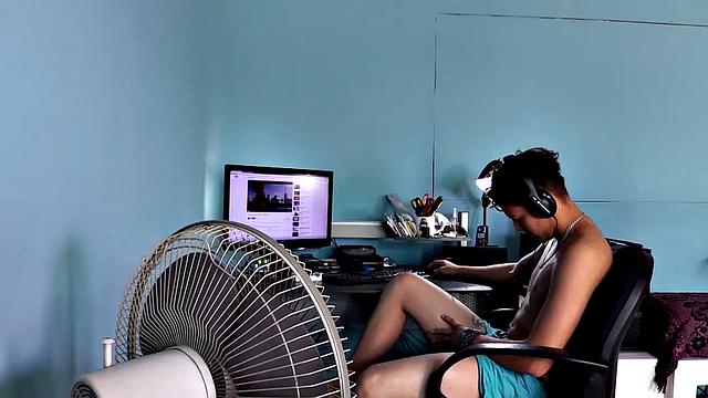 Back by popular demand, Latino Urbano is here for a solo jerk off session that guarantees the spotlight is only on him.