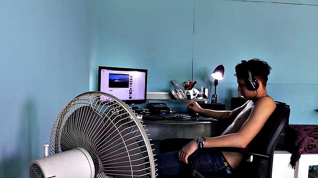 Back by popular demand, Latino Urbano is here for a solo jerk off session that guarantees the spotlight is only on him.