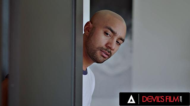 позвони Кимми Кимм и смотри, как она трахается с соседом по комнате