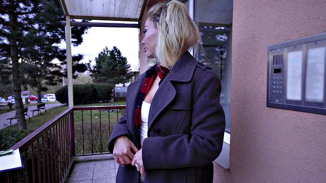 блондинка спасает австралийский буш - трахается за благотворительность