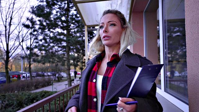 блондинка спасает австралийский буш - трахается за благотворительность