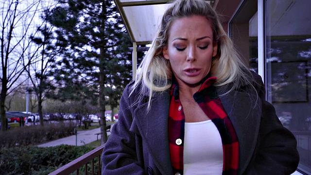 блондинка спасает австралийский буш - трахается за благотворительность