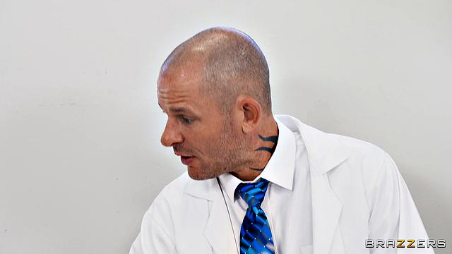 смотри, как беременная мамка трахается с врачом