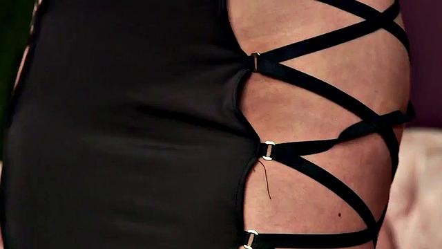 британская милфа дразнит вуайера и ласкает себя в платье