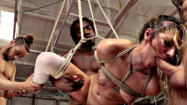 связанная сабмиссивша участвует в жёстком интеррасовом групповом сексе