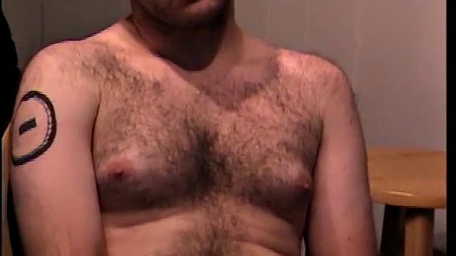 Смотри, как Сет доводит себя до оргазма на камеру для парней зрителей.