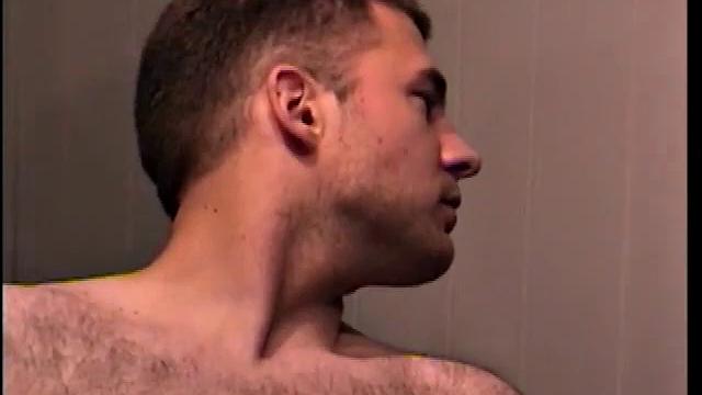 Смотри, как Сет доводит себя до оргазма на камеру для парней зрителей.