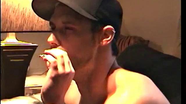 Парень сосет член и получает сперму на лицо