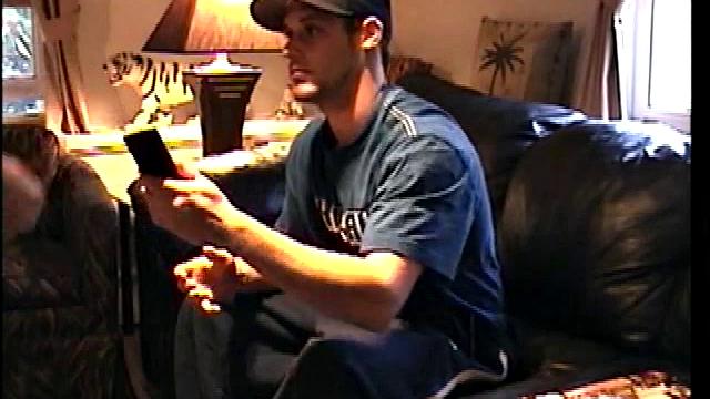 Парень сосет член и получает сперму на лицо