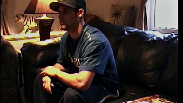 Парень сосет член и получает сперму на лицо