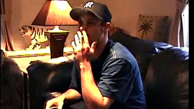 Парень сосет член и получает сперму на лицо