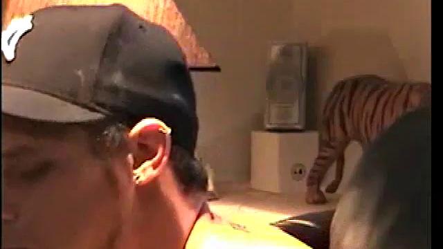 Парень сосет член и получает сперму на лицо