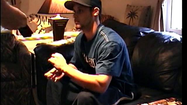 Парень сосет член и получает сперму на лицо