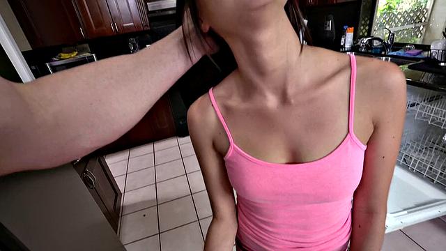 блондинка отсасывает кузену парня, пока тот не видит