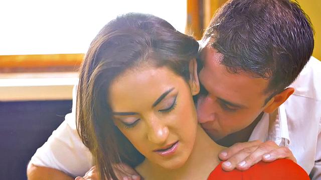 Шеф соблазняет свою юную секретаршу страстным массажем в офисе