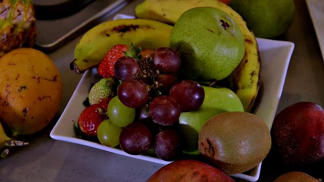 латинская блондинка играется с фруктами и огромными сиськами