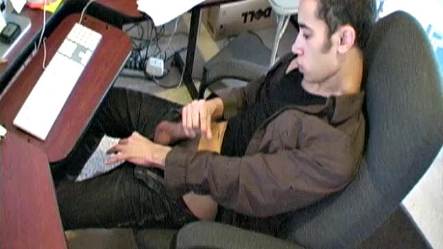 Донни Брукс заводит себя и не может сдержать свой огромный член