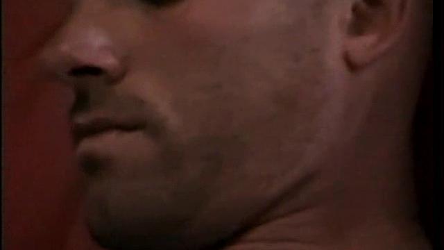 Жесткий дроч в исполнении зрелого гея Джастина - сперма летит во все стороны!