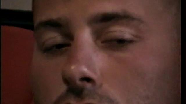 Жесткий дроч в исполнении зрелого гея Джастина - сперма летит во все стороны!