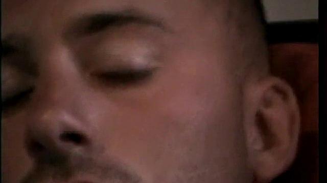 Жесткий дроч в исполнении зрелого гея Джастина - сперма летит во все стороны!