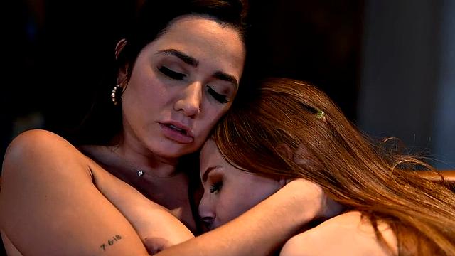 Skinny GF gets her hairy pussy licked before getting pussyrubbed by her hair-loving dyke