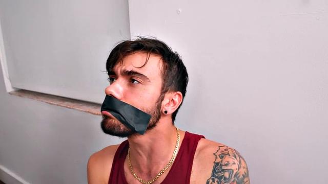 Жопастая чернокожая скачет на парне, а он молится, чтобы диван выжил