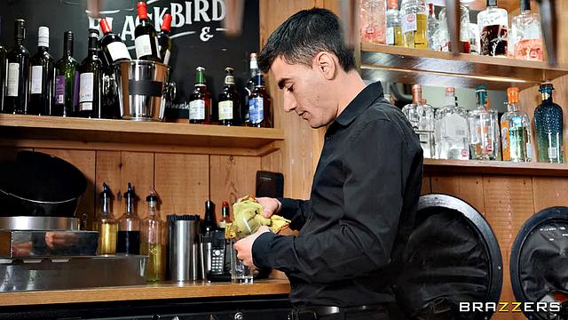 Рыжая шлюха заливает стойку и скачет на бармене до оргазма