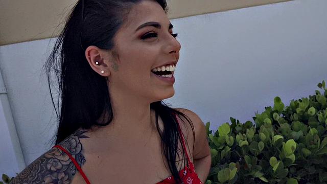 Джина Валентина трахается за деньги на парковке