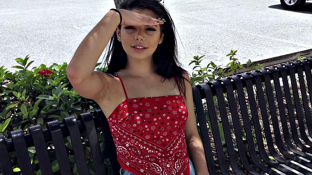 Джина Валентина трахается за деньги на парковке